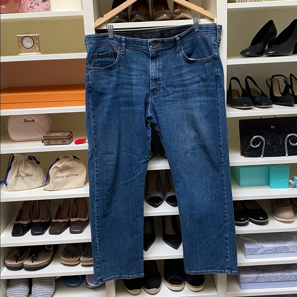 Wrangler Men's Relaxed Fit Blue Jeans. Comfort Waist. 38x29.  EUC.